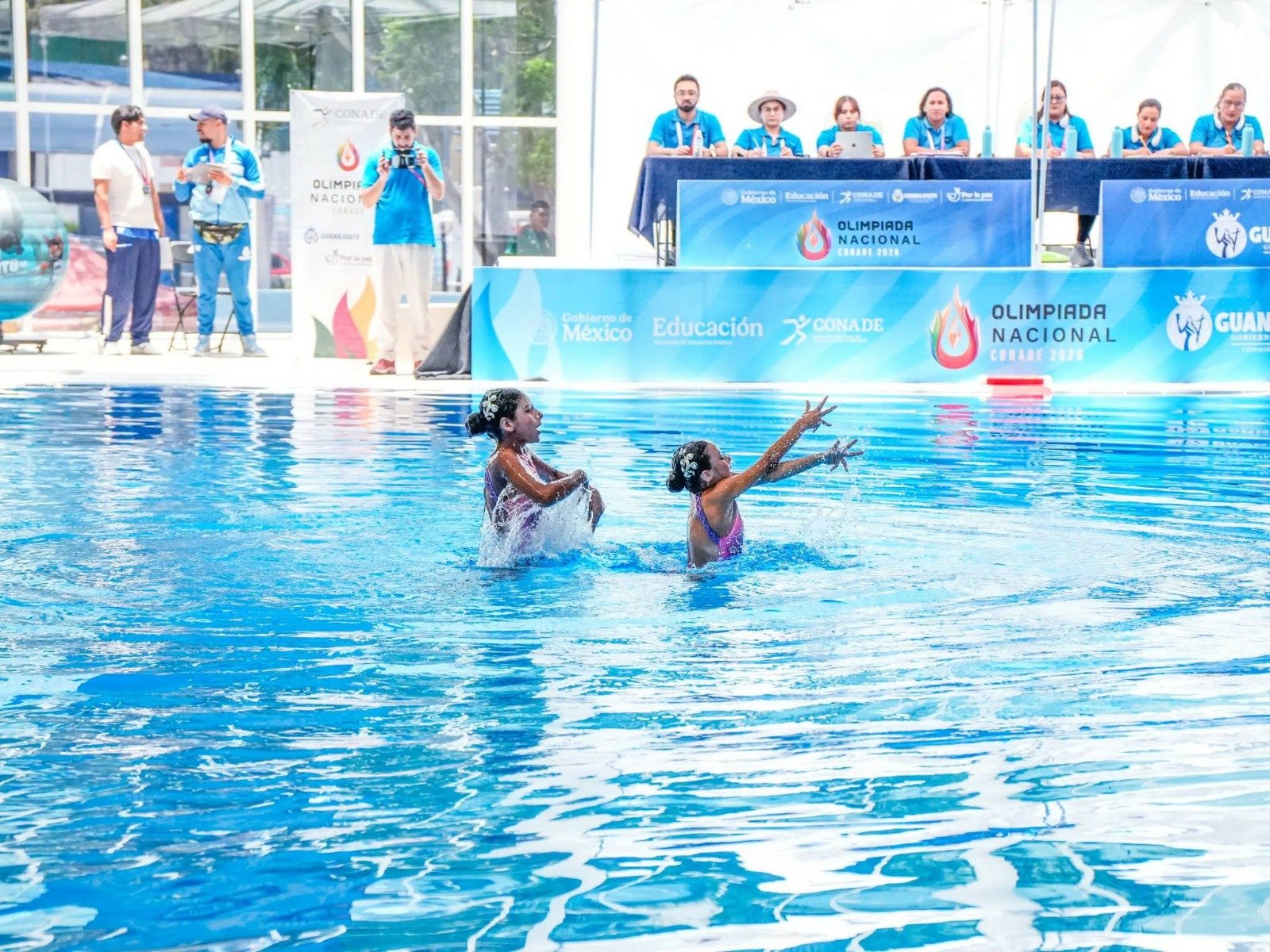 Yucatán artistic swimming team holding medals at the Conade 2026 National Olympiad in Guanajuato