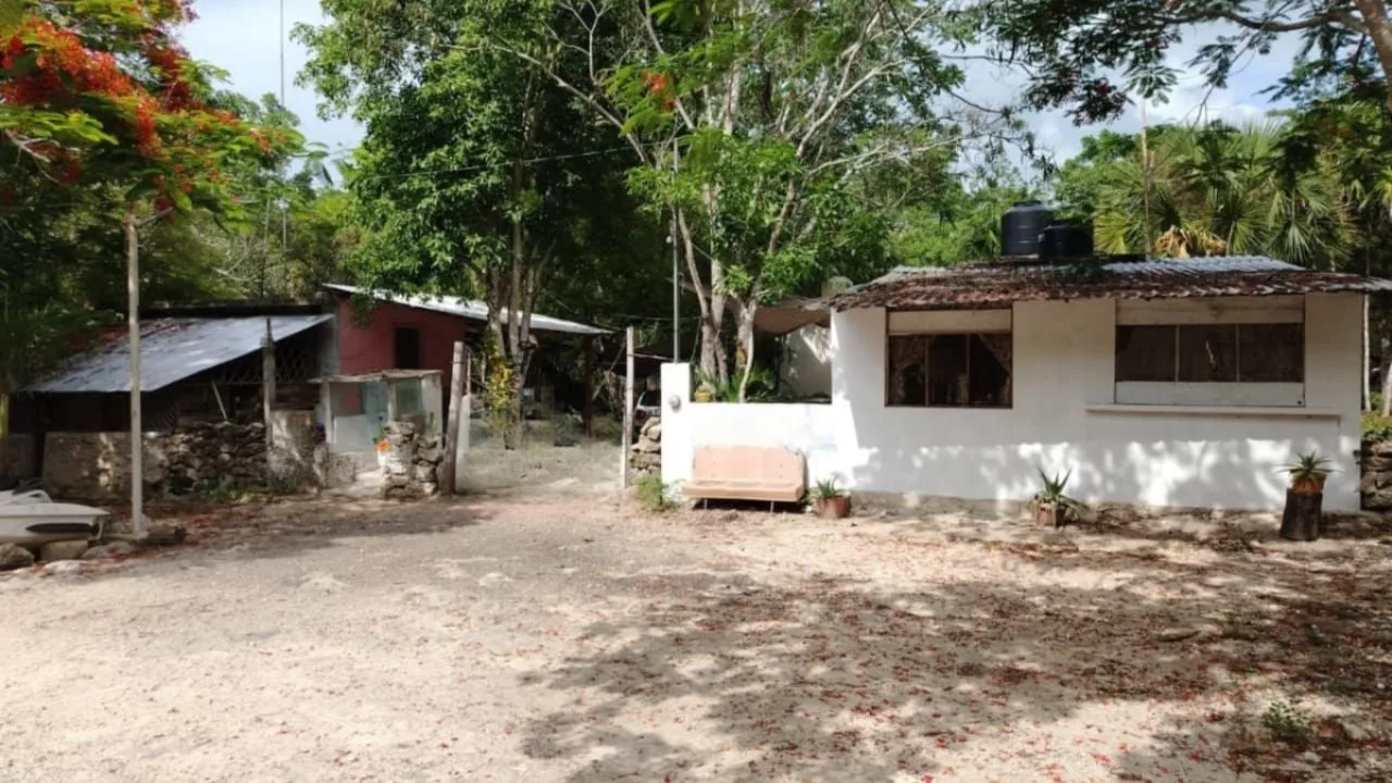 Officials at a land regularization workshop in Francisco May, Quintana Roo