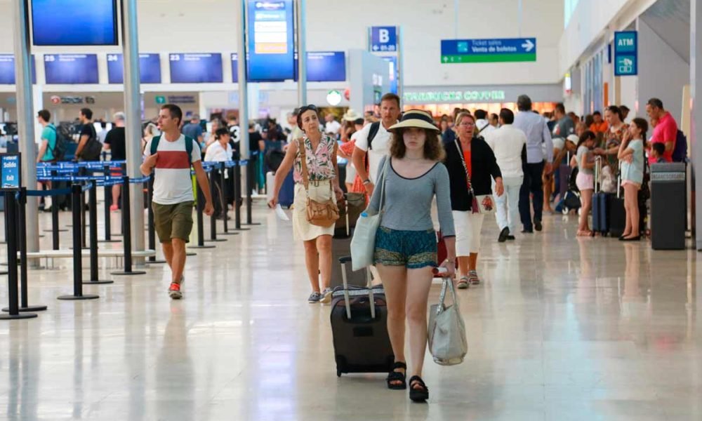 Health officials conduct epidemiological surveillance at a Quintana Roo airport ahead of the 2026 World Cup