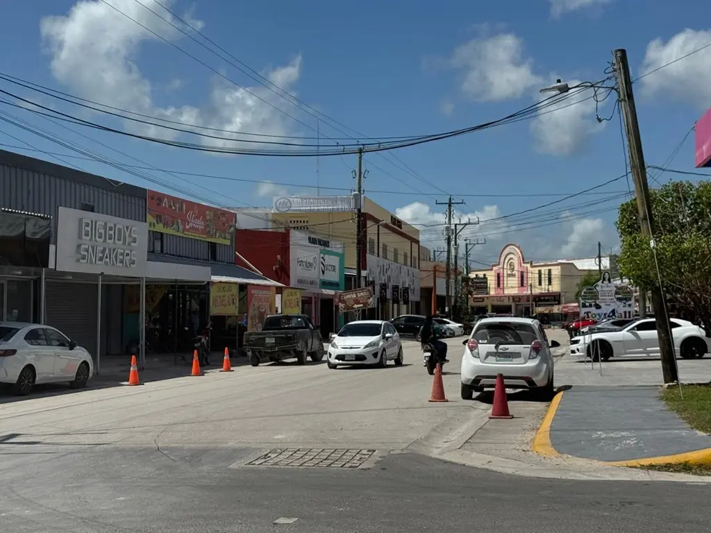 People crossing the border between Mexico and Belize at the Chetumal crossing point