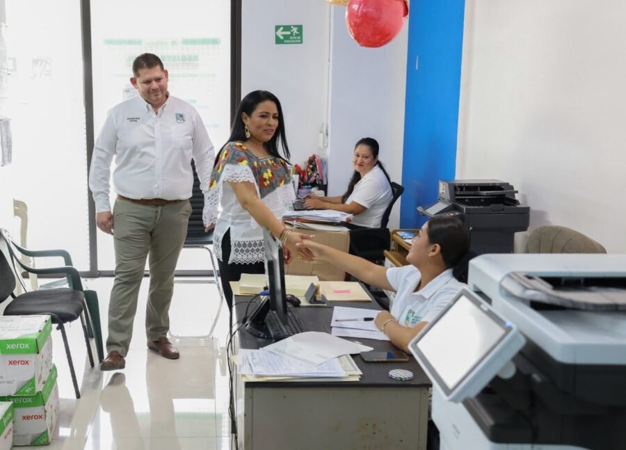 Residents at the Civil Registry office in Puerto Morelos for biometric CURP registration