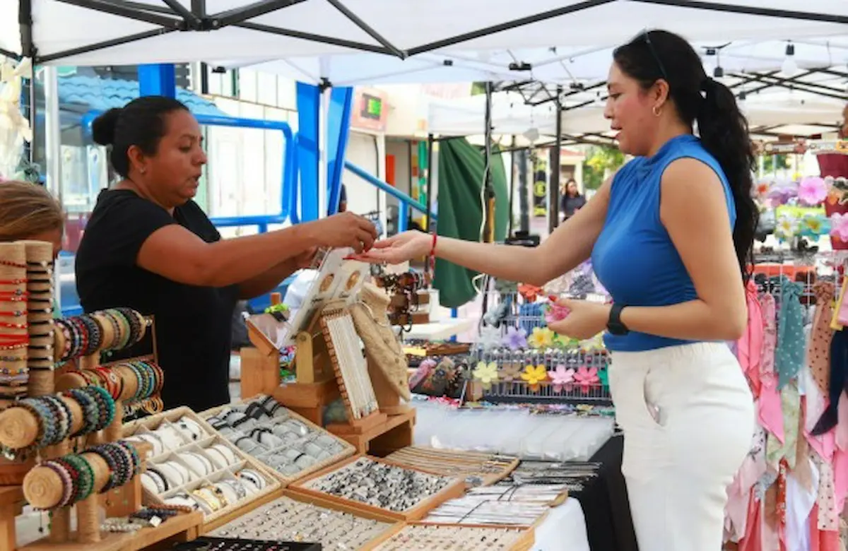 Artisans and entrepreneurs displaying handmade products at a fair in Cancún