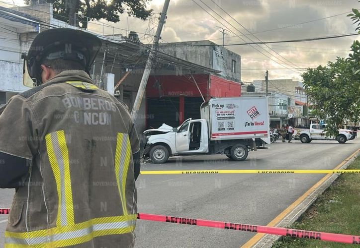A damaged delivery truck crashed into a concrete pole on a Cancun avenue.
