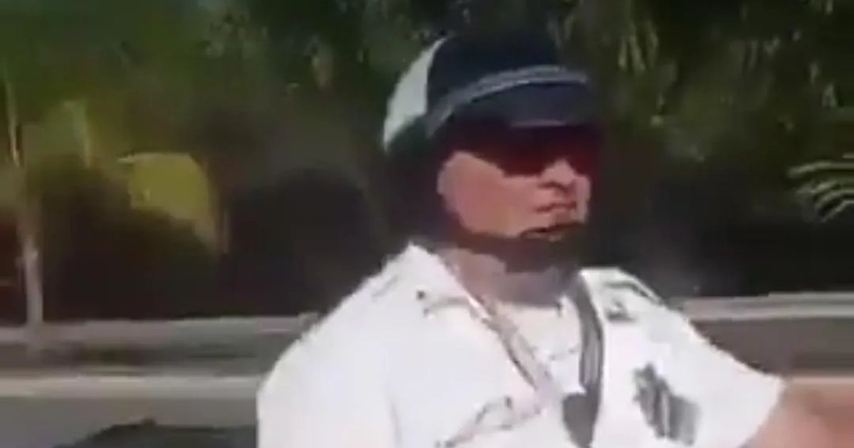 A Cancún traffic officer on a motorcycle is recorded by a bystander while allegedly demanding a bribe from foreign tourists in Puerto Juárez.