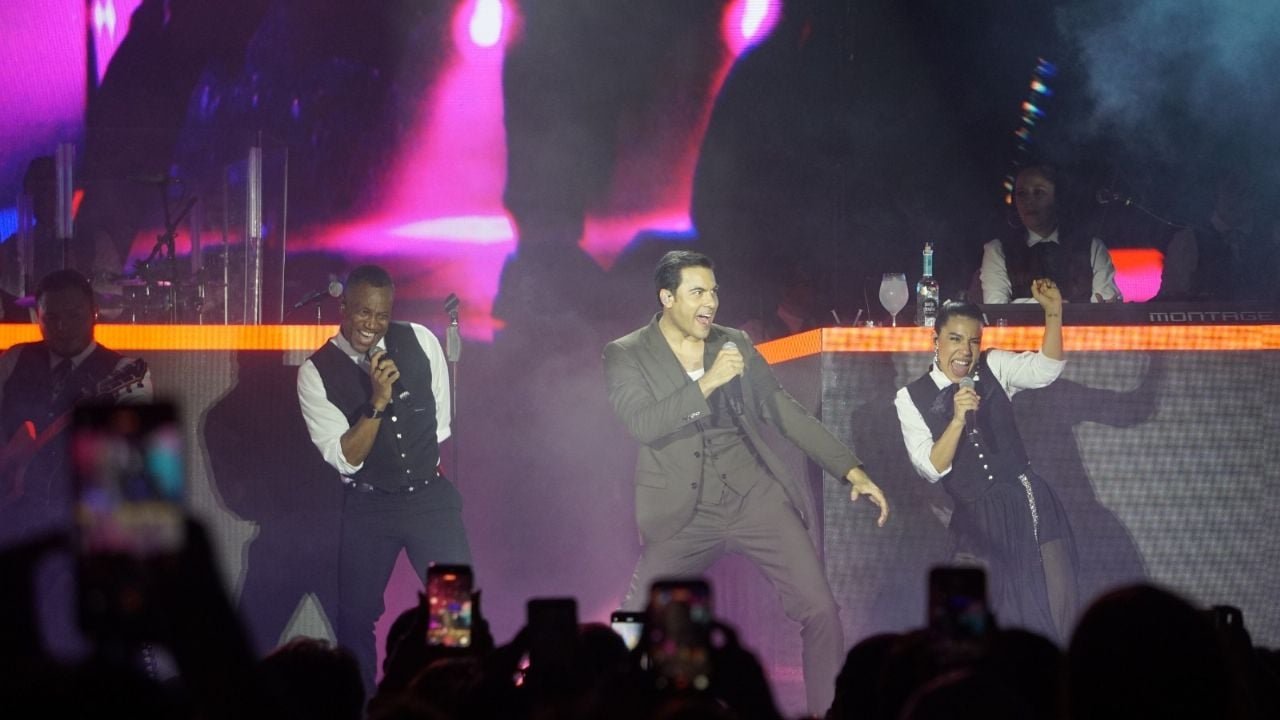 Carlos Rivera on stage at the Plaza de Toros in Cancun during his Vida Mexico tour