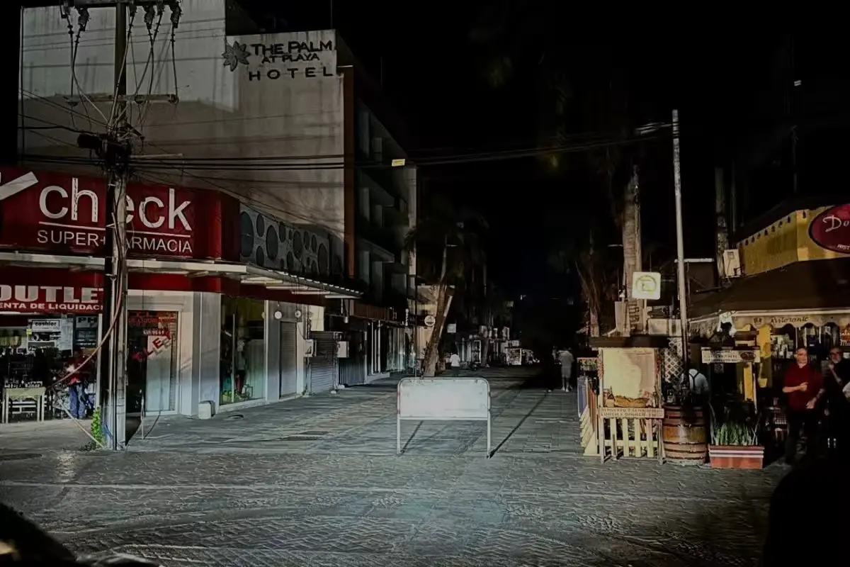 Business owners on Playa del Carmen's Fifth Avenue affected by a CFE power outage