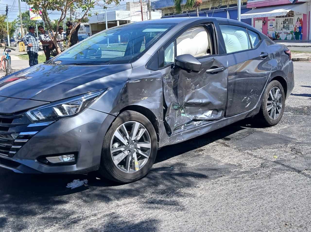 Damaged taxi and Nissan Versa after collision in Chetumal