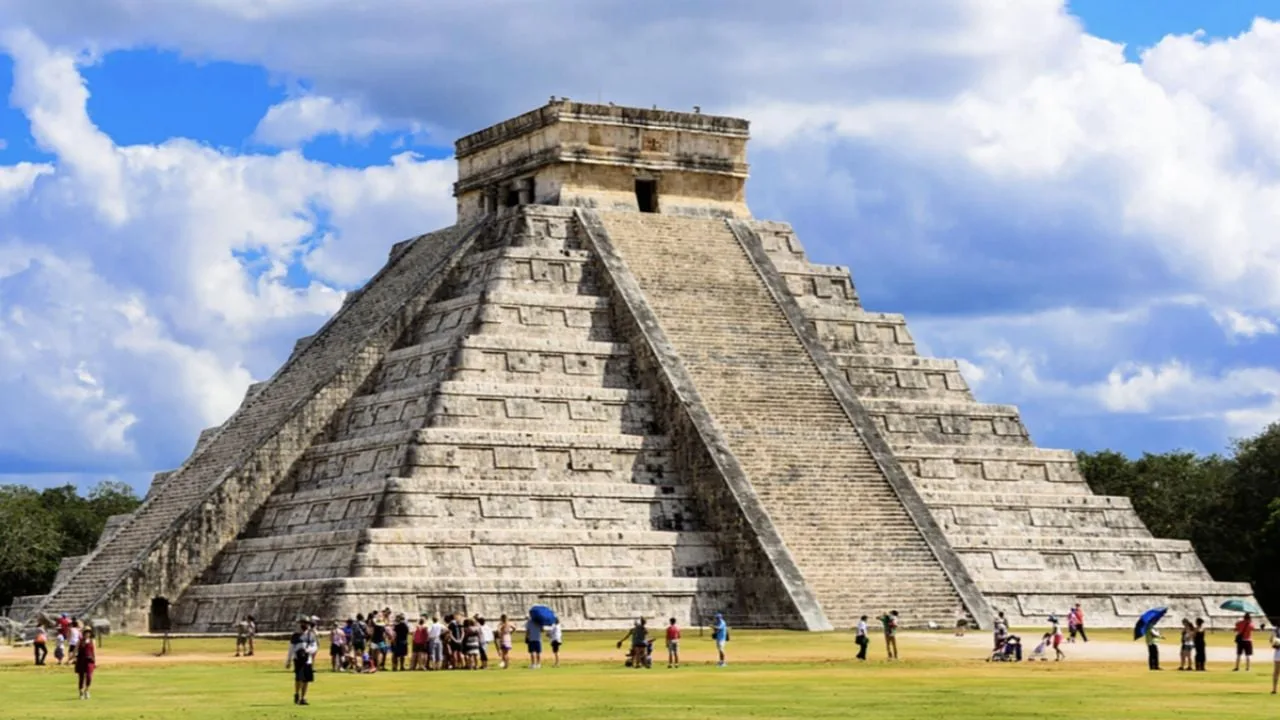 View of the pyramid of Kukulkan at Chichén Itzá archaeological site in Yucatan, Mexico
