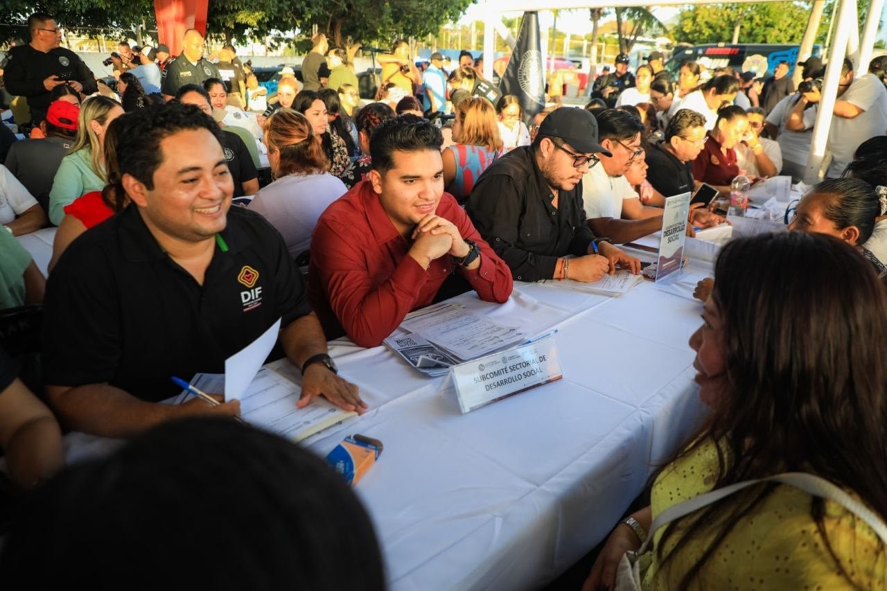 Municipal officials and residents gather at a forum in Puerto Aventuras for the citizen dialogues on the Municipal Development Plan