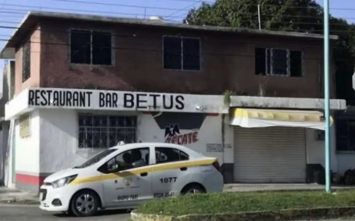 A closed bar or restaurant in Chetumal with its doors shut and a sign indicating it is no longer operating