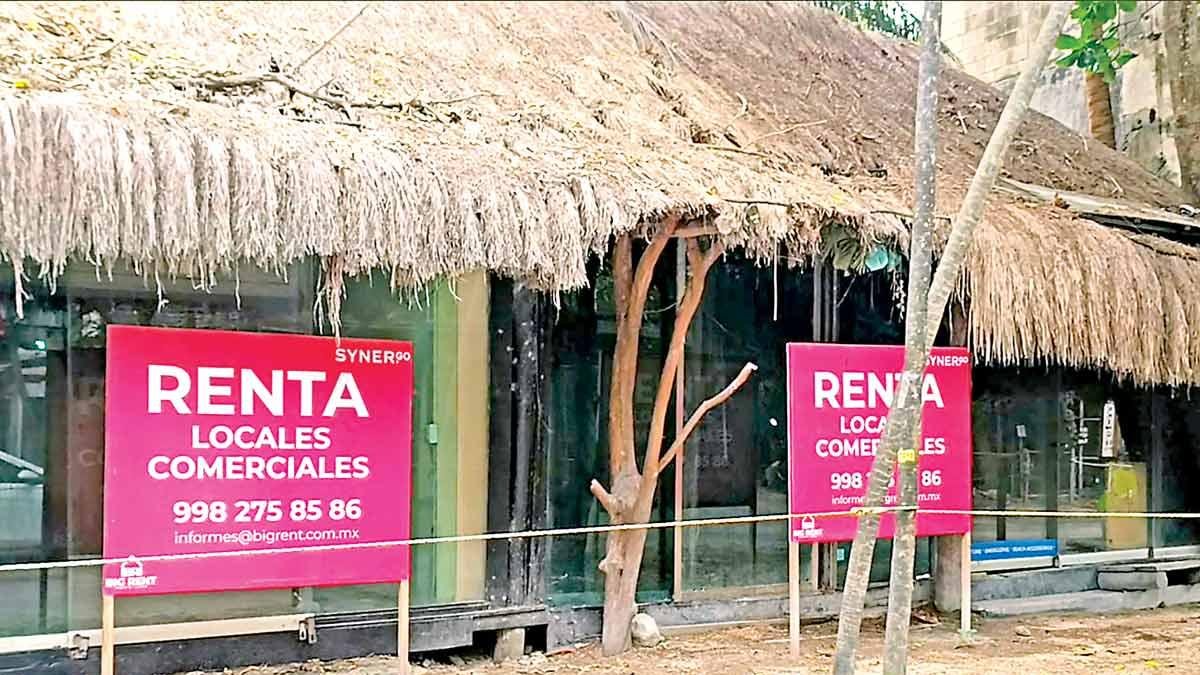 A storefront with a 'For Rent' sign in Tulum's hotel zone, reflecting the economic downturn