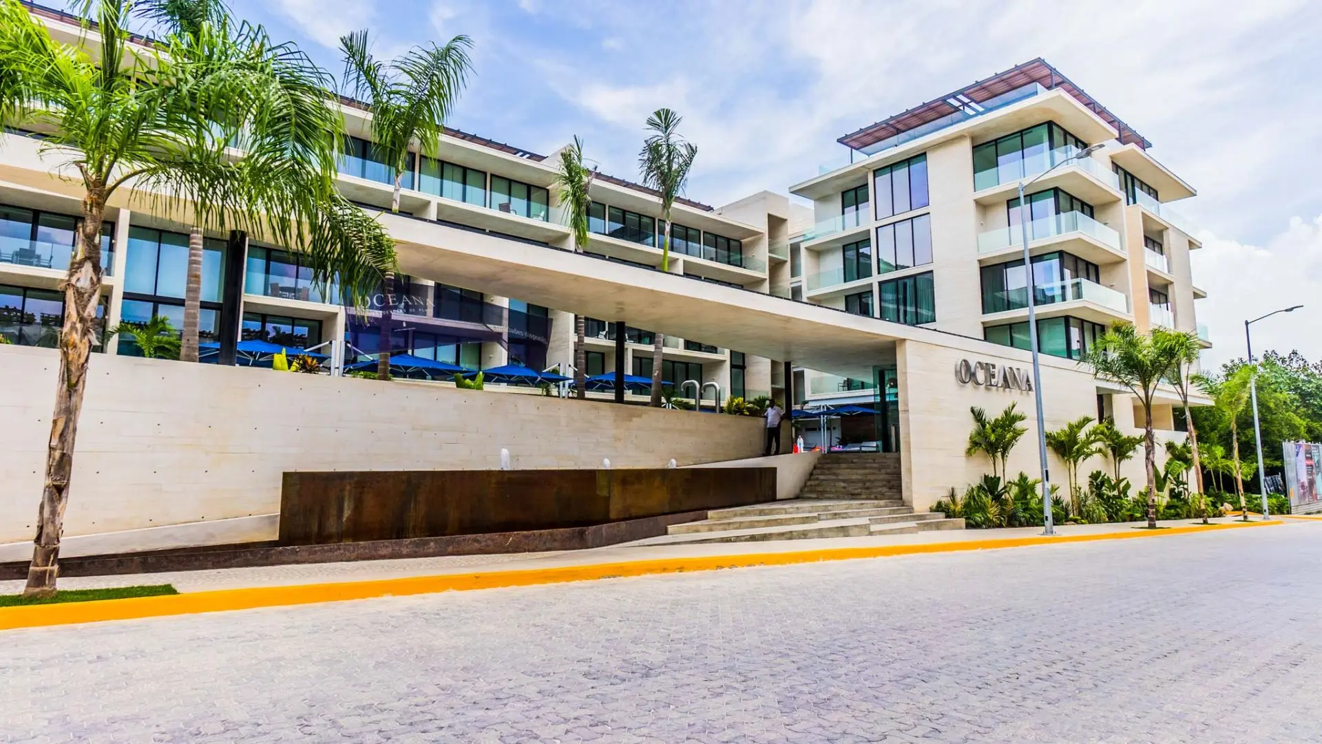 Exterior view of the Condominio Oceana luxury residential development in Playa del Carmen, Quintana Roo.