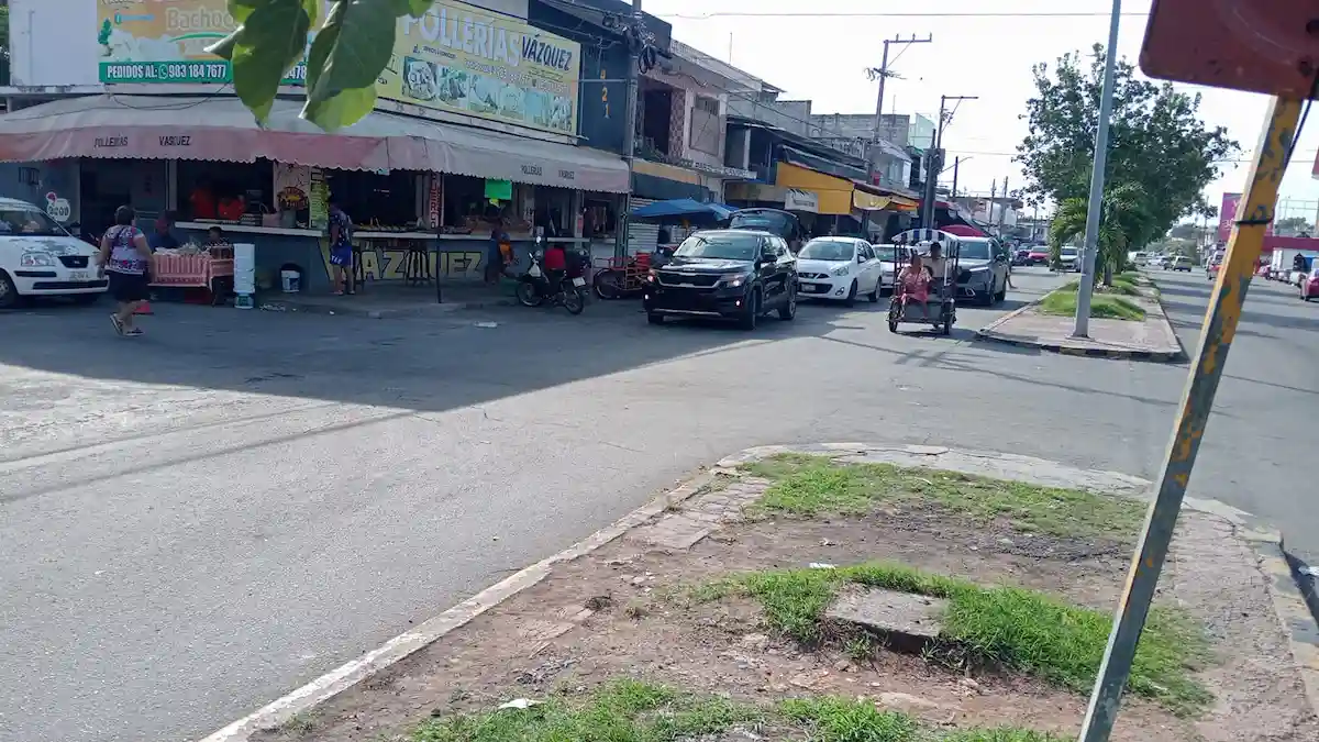 A street in Chetumal with standing water and trash, potential mosquito breeding grounds