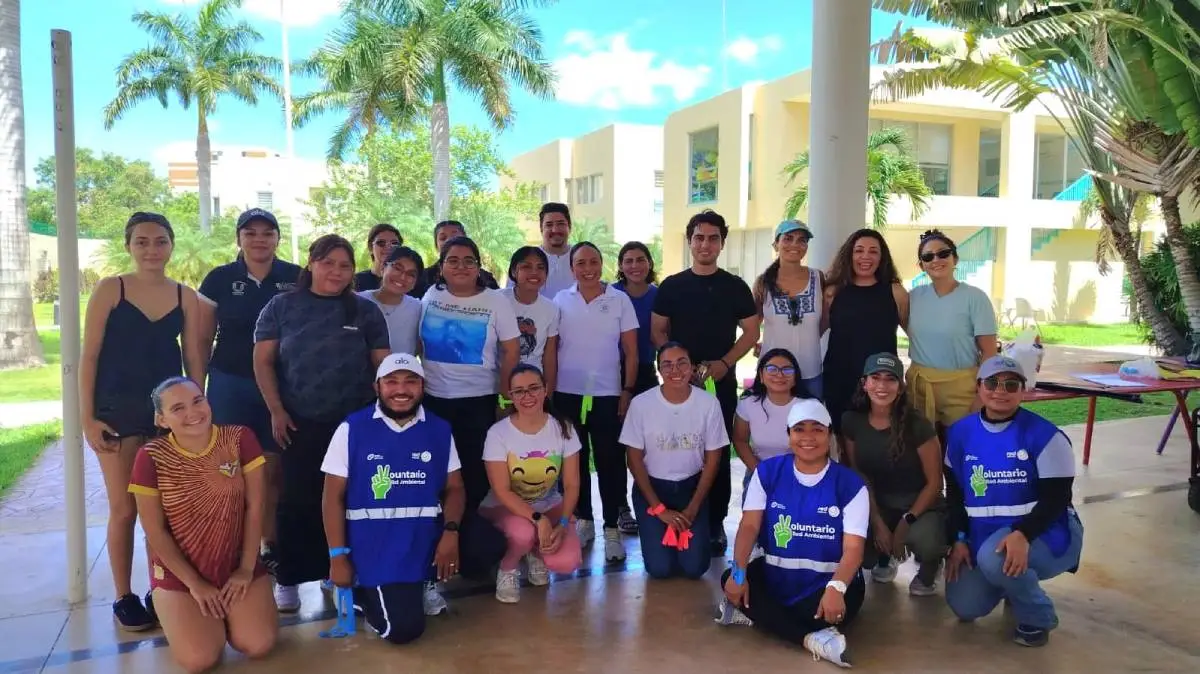Children and volunteers at the Eco Rally 2026 in Cancun making ecobricks during an environmental education workshop