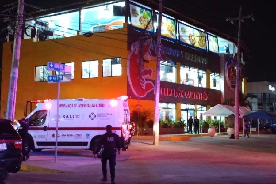Exterior of El Camarón Guasaveño restaurant in Playa del Carmen