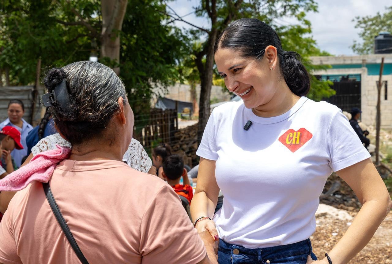 Mayor Estefanía Mercado speaking at a birth certificate distribution event in Nueva Esperanza, Playa del Carmen