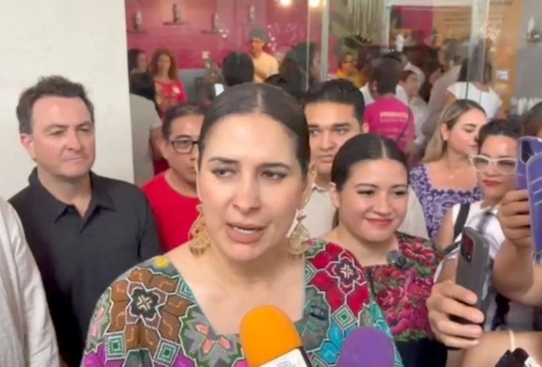 Estefanía Mercado, mayor of Playa del Carmen, speaking at a press conference.