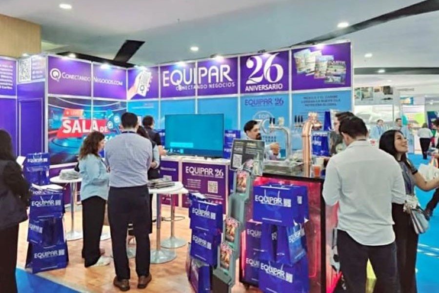 ExpHotel Cancún exhibition hall filled with company booths and attendees