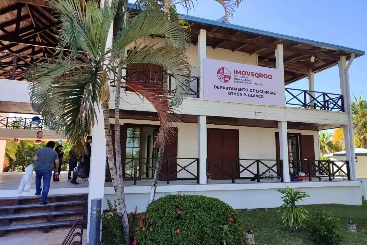 A warning sign about fake driver's licenses in Chetumal, Quintana Roo