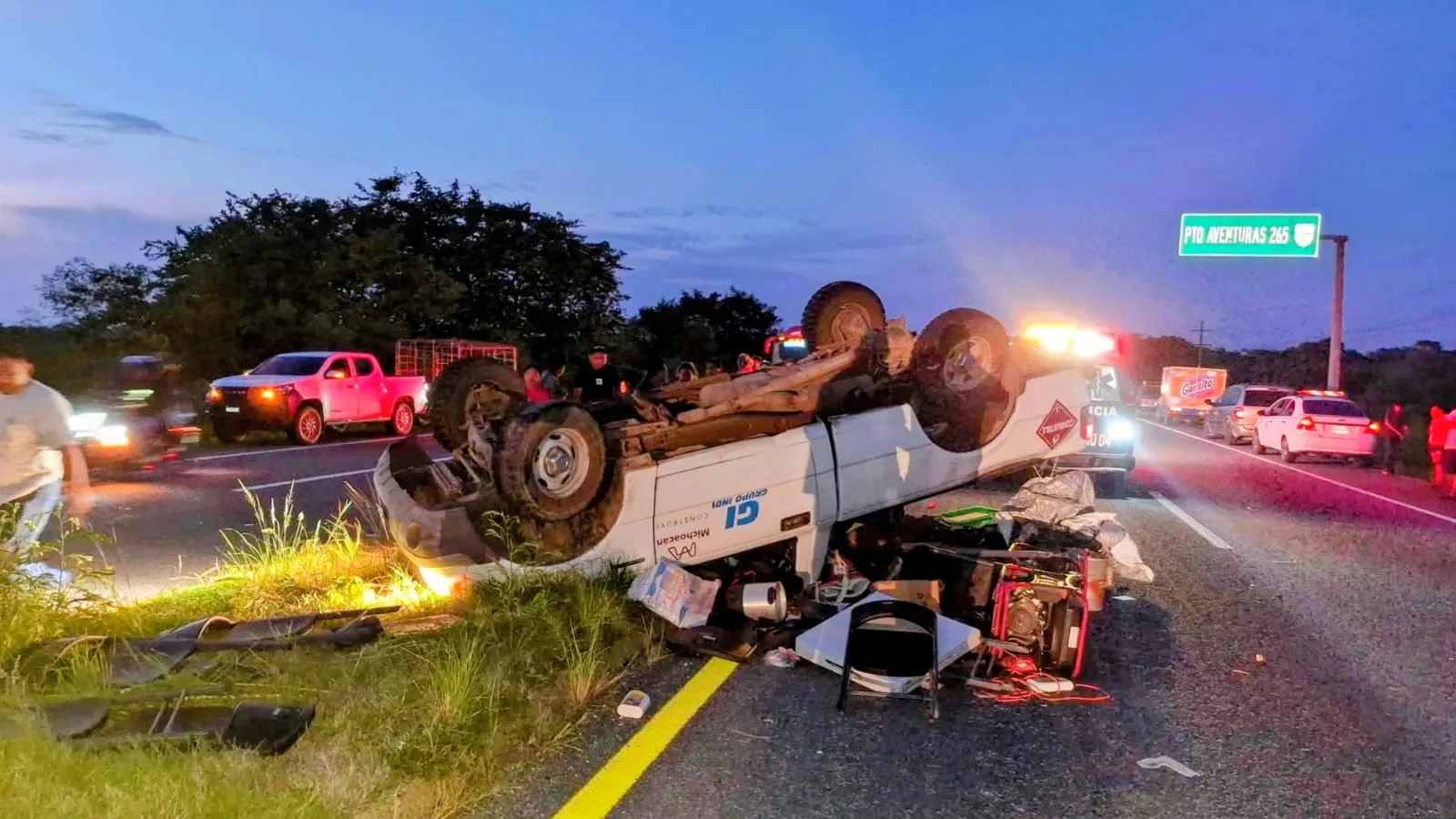 Scene of a fatal rollover crash on the Chetumal-Bacalar highway involving a Grupo INDI vehicle