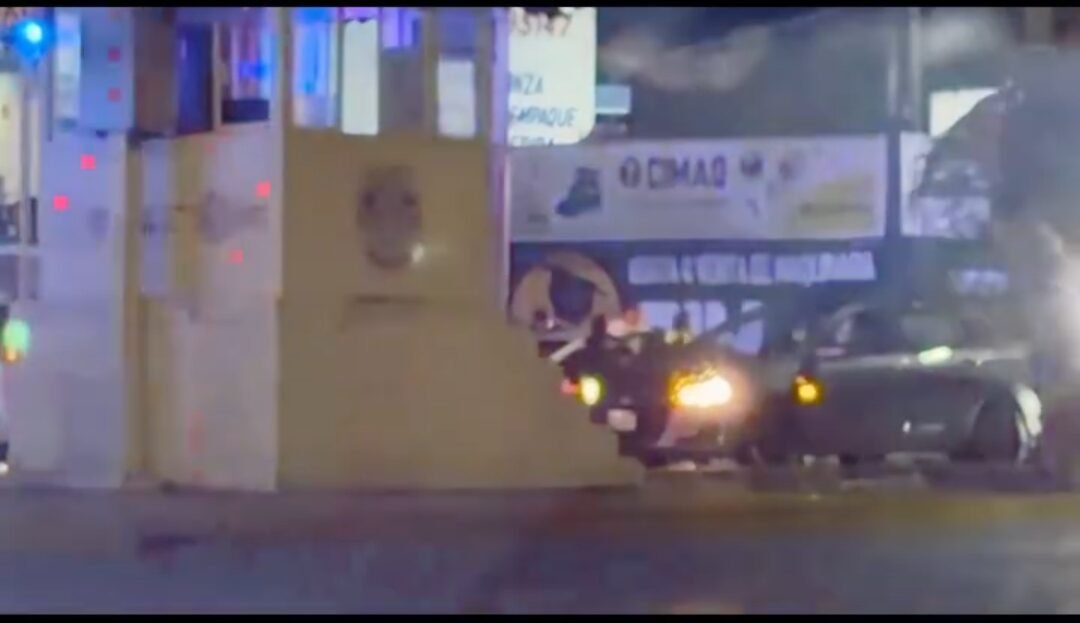 Police vehicles and officers during a federal operation in Playa del Carmen