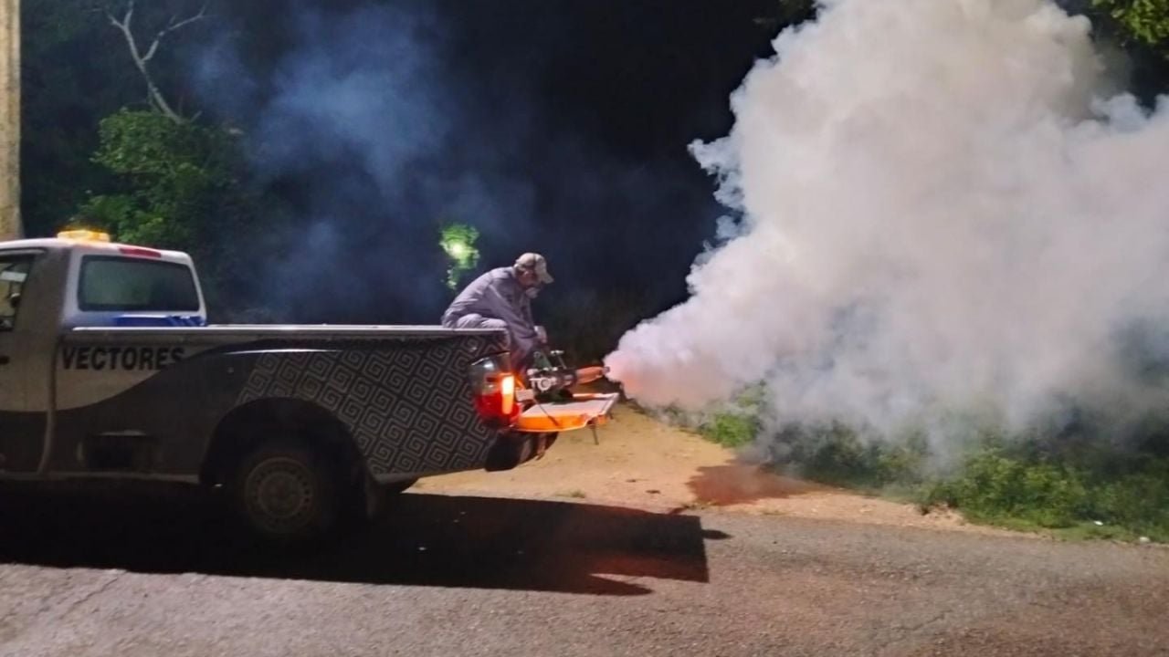 A fogging truck sprays insecticide in a residential area of Quintana Roo to combat dengue mosquitoes.