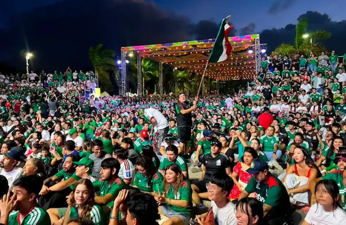 Large crowd gathered at Malecón Tajamar for FutFest during a Mexico match