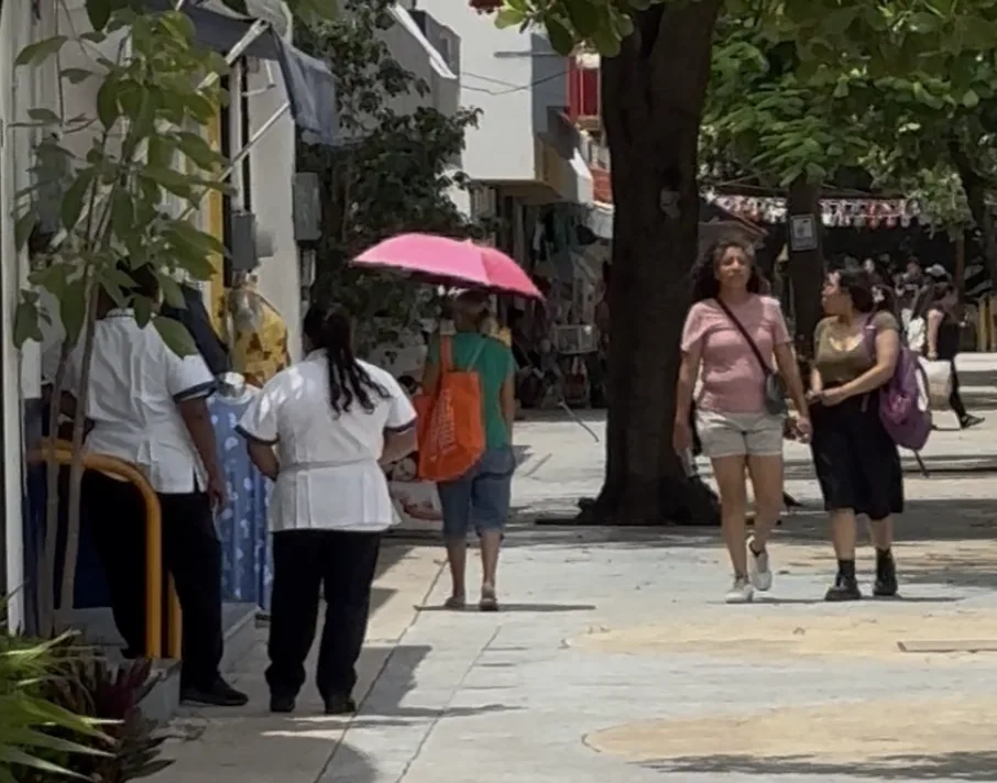 A person using a fan to cool down in the heat in Quintana Roo