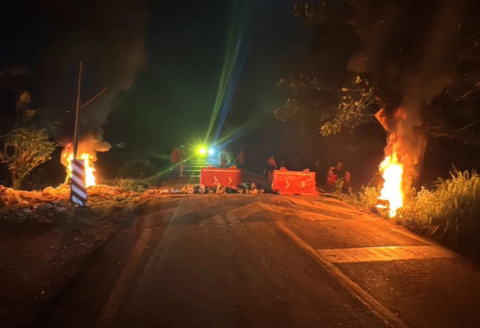 Residents block the Valladolid-Felipe Carrillo Puerto highway with barricades to protest CFE power outages