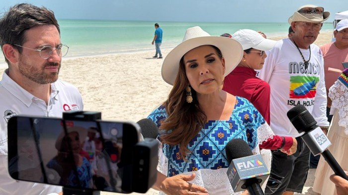Governor Mara Lezama speaking at a World Environment Day event on Holbox Island, Quintana Roo
