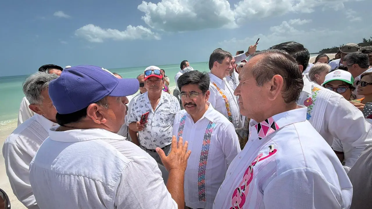 President of the Supreme Court Hugo Aguilar and Mayor Nivardo Mena at the announcement of the thermal valorization project in Holbox
