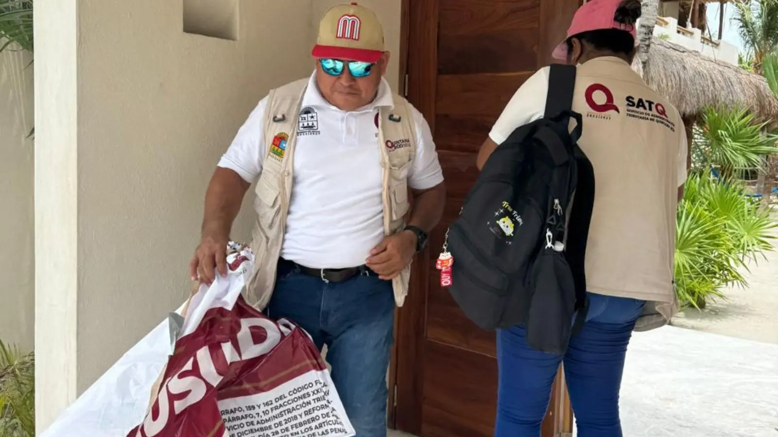 Personnel from the Tax Administration System of Quintana Roo removing seals from the Hotel Tierra del Mar in Holbox.