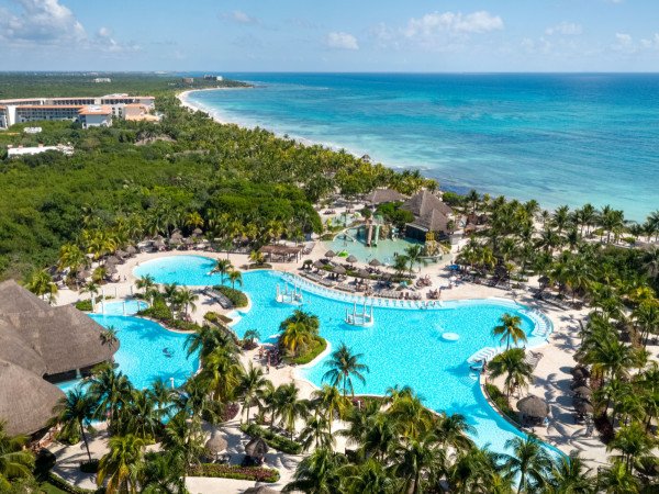Hotel association representatives meeting with tourism board officials in Cancun