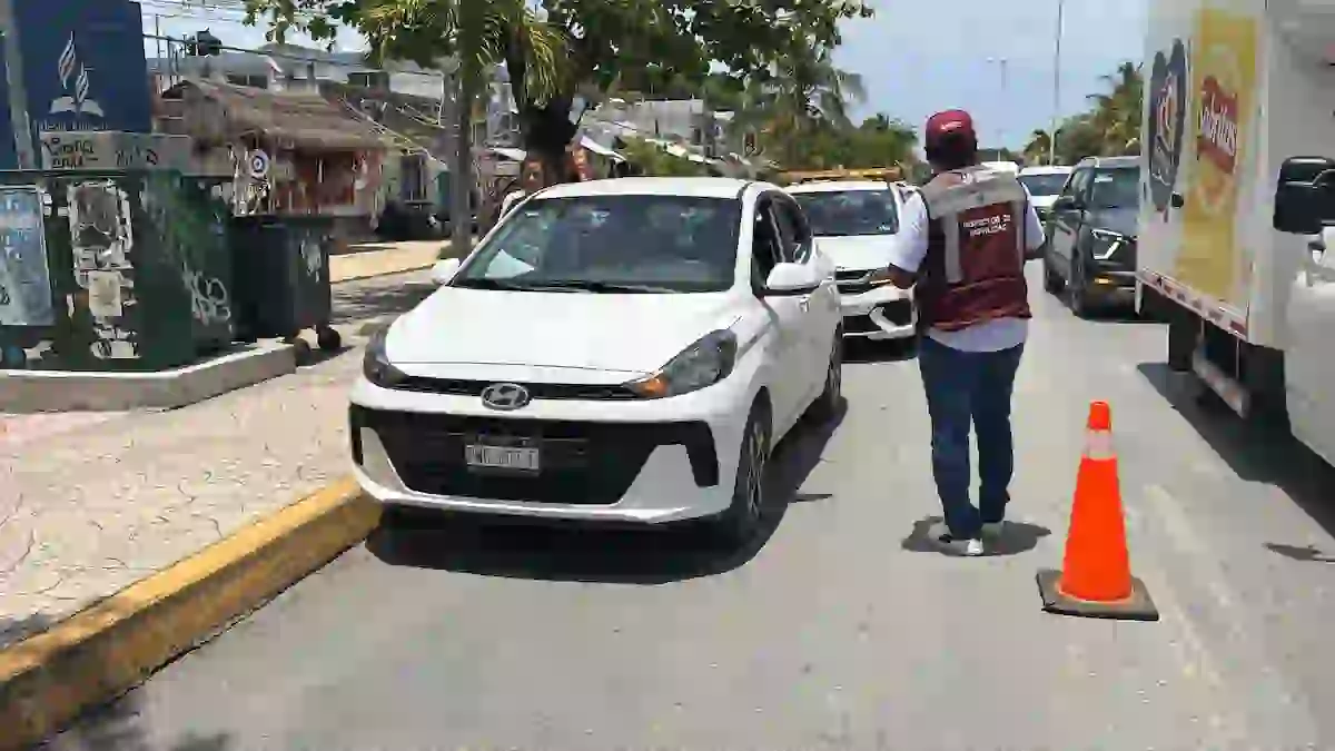 A Hyundai vehicle with Morelos plates stopped by mobility inspectors in Tulum