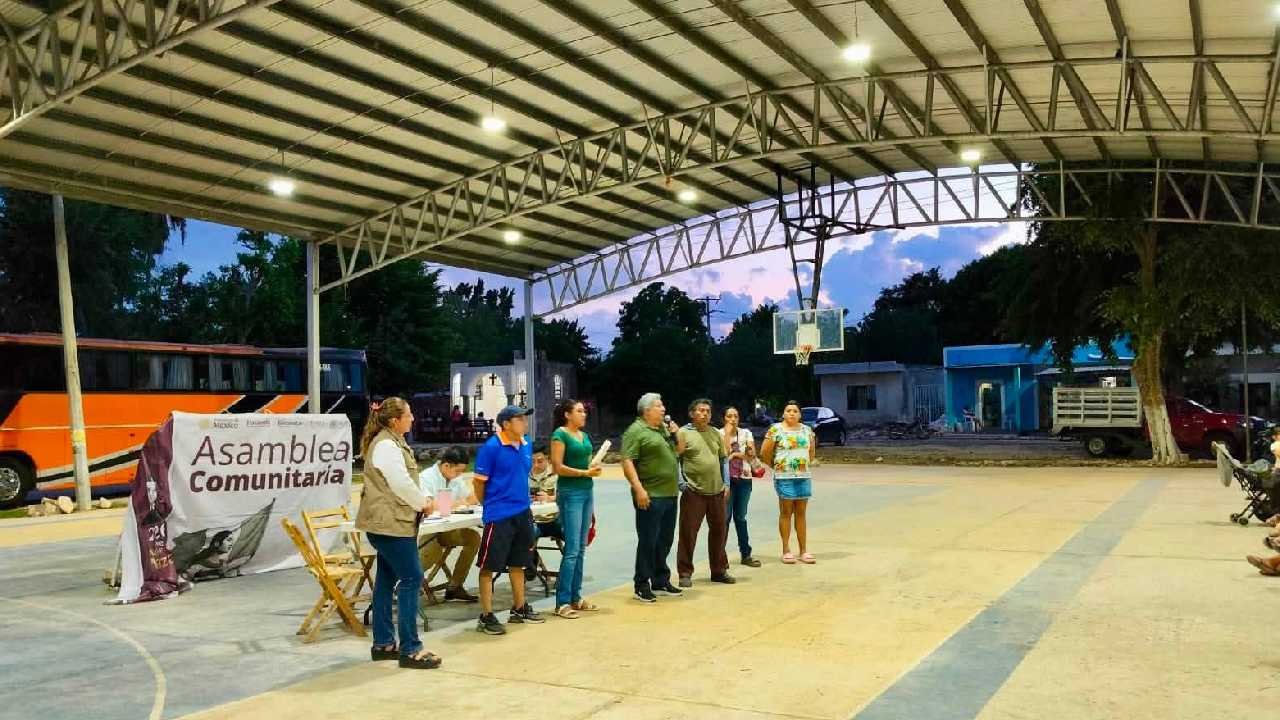 Venancia Ko Chuc, head of INPI in Quintana Roo, speaking at a press conference