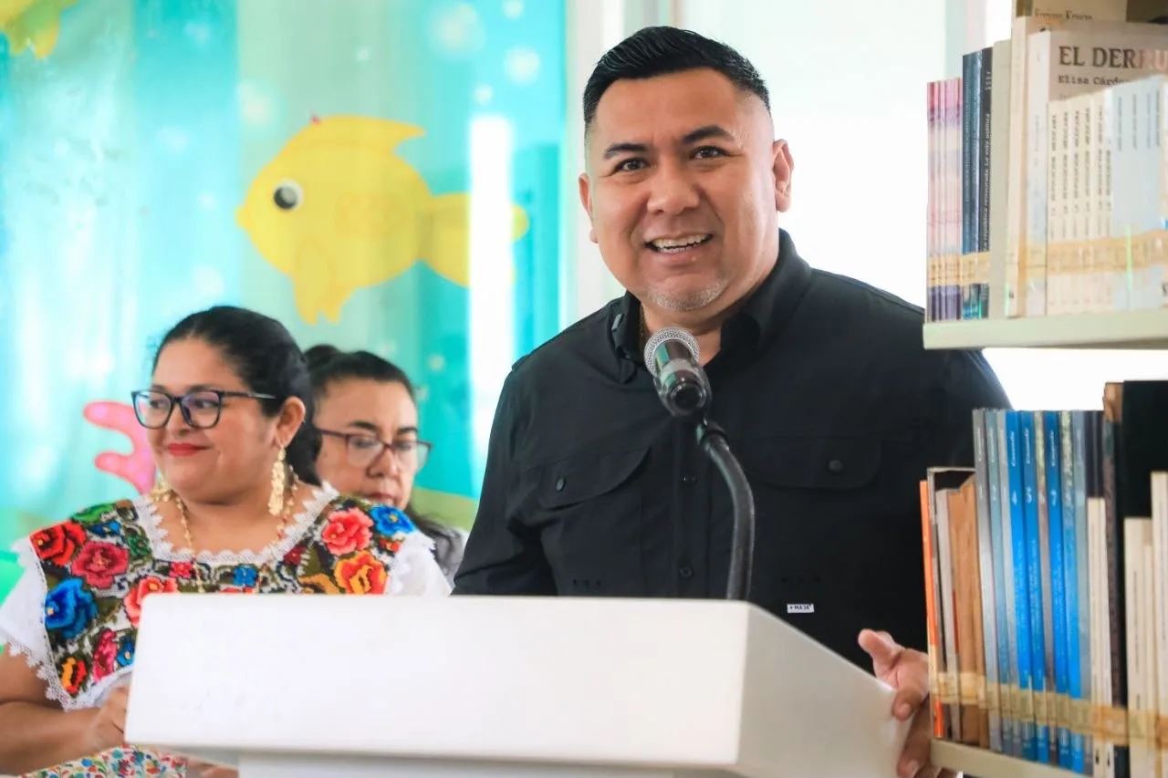 Officials cut the ribbon at the inauguration of the Interactive Educating Cities Room at the Jaime Torres Bodet Library in Playa del Carmen