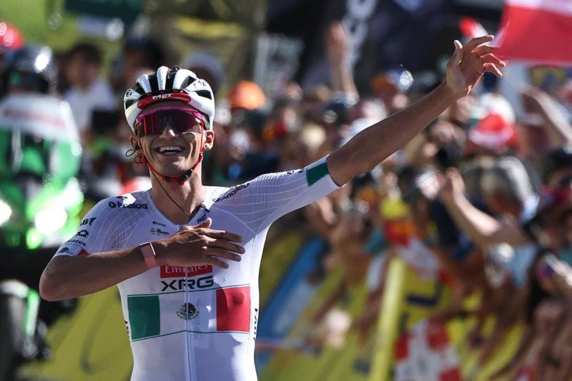 Isaac del Toro in UAE Team Emirates cycling kit
