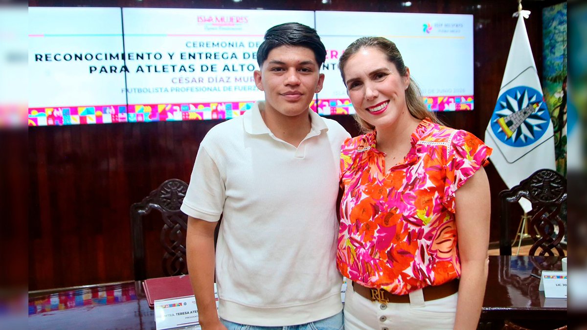 Isla Mujeres Mayor Atenea Gómez hands a scholarship certificate to soccer player César Díaz Murillo during a ceremony at the city hall.