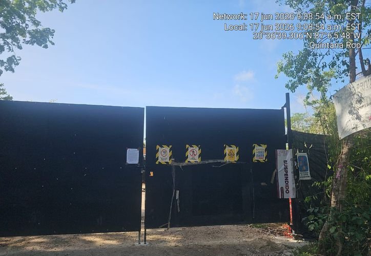 A sealed construction site in Playacar with a closure notice from the municipal government