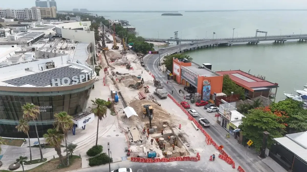 Construction of the Kukulcan Distributor Vial in Cancun's Hotel Zone with machinery and concrete structures