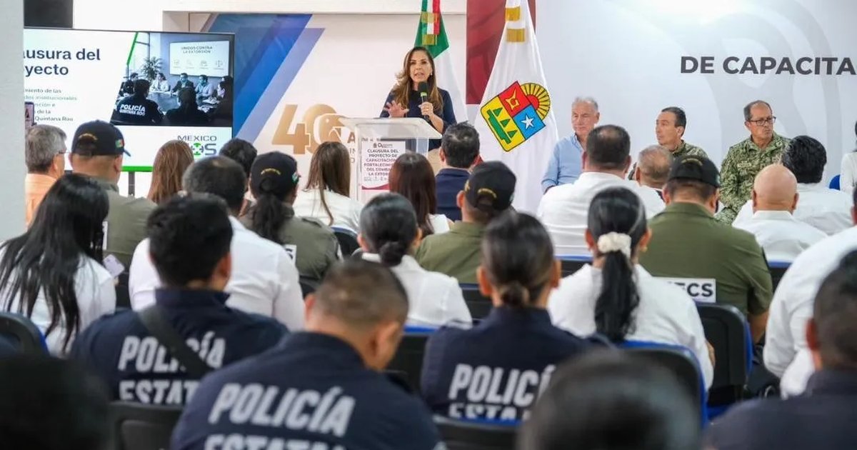 Governor Mara Lezama speaking at the closing ceremony of the anti-extortion training project in Cancun