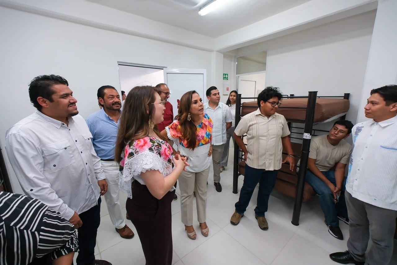 Governor Mara Lezama unveiling a commemorative plaque at the Casa del Estudiante in Chetumal, Quintana Roo
