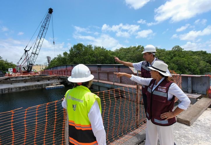 Governor Mara Lezama inspecting the reconstruction of the Subteniente López Bridge on the Mexico-Belize border