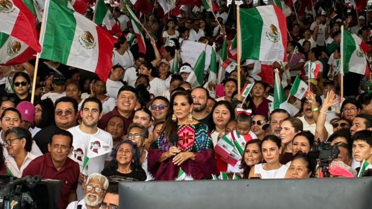 Councilman Marcos Basilio Saldivar and Governor Mara Lezama at the Malecón Tajamar in Cancun during the celebration of Claudia Sheinbaum's election anniversary.