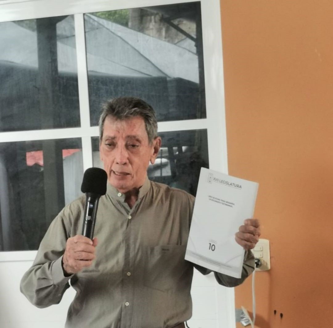 Former Quintana Roo Governor Mario Villanueva speaking at a press conference in Chetumal