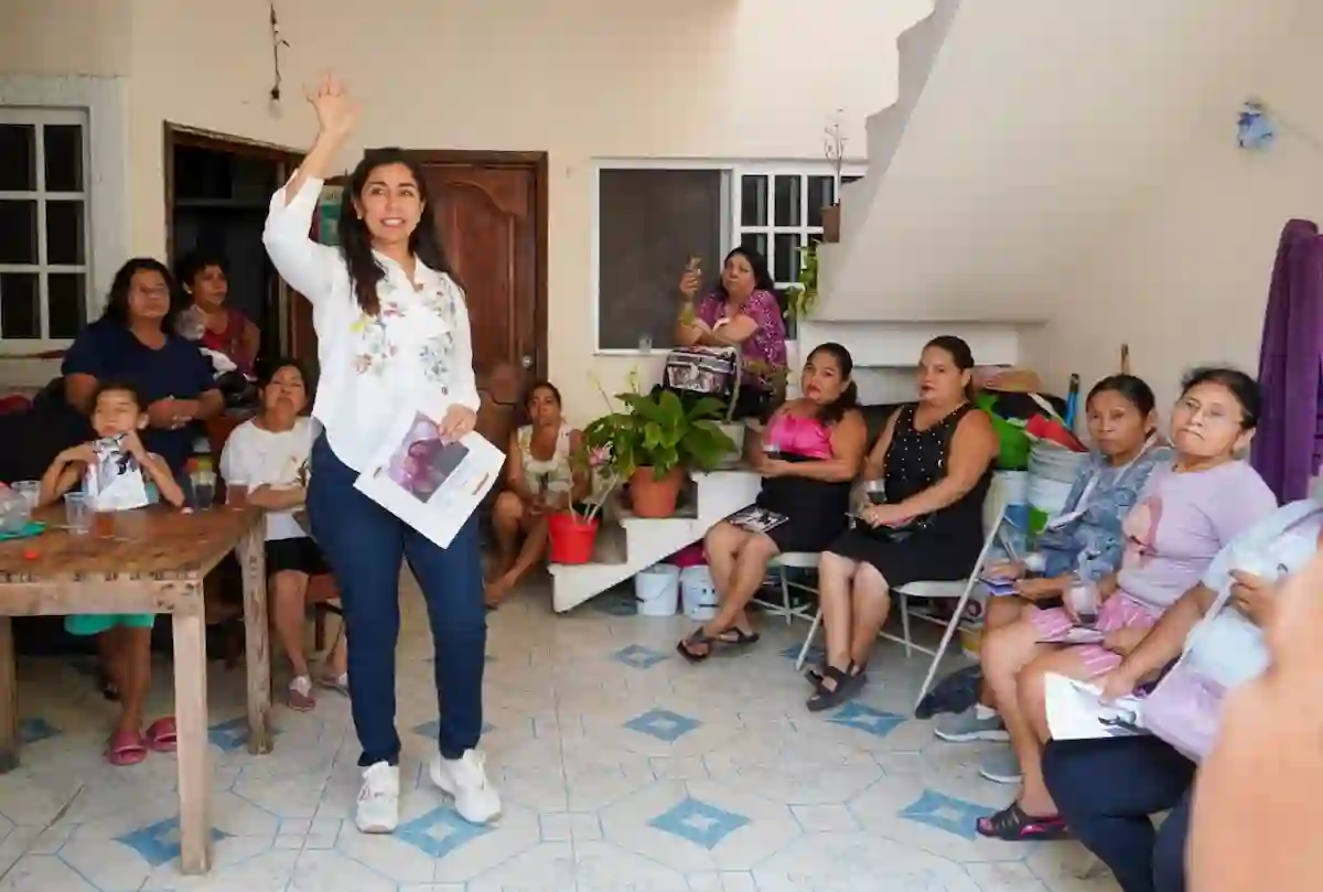 Federal deputy Marybel Villegas speaks with residents during a town hall meeting in Playa del Carmen, Quintana Roo.