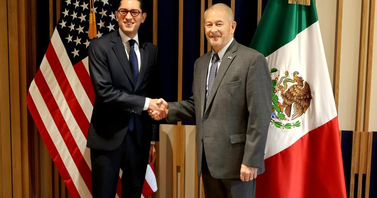 Mexican Foreign Minister Roberto Velasco shakes hands with US Ambassador Ronald Johnson at a security meeting