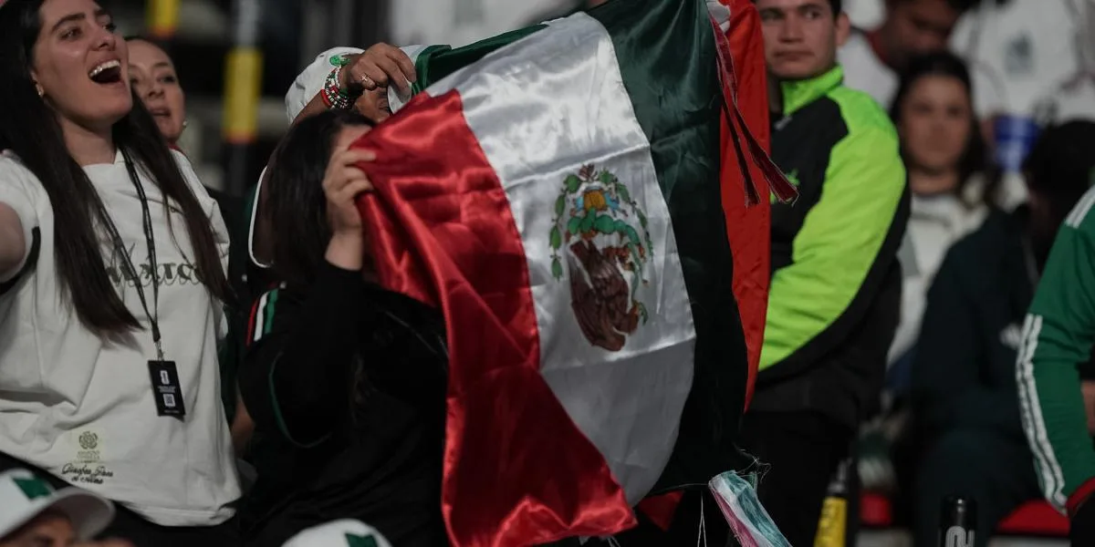 Mexican President Claudia Sheinbaum signing a decree for home office on June 30 for the World Cup match