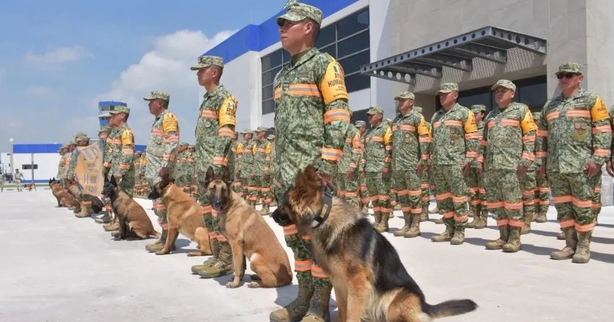 Mexican military rescuers disembarking from an aircraft in Venezuela