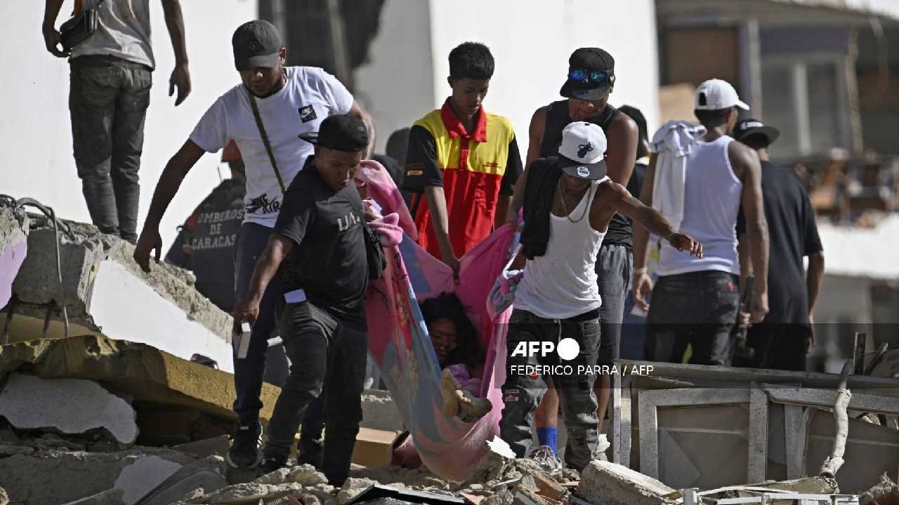 Mexican military rescue personnel and dogs boarding an aircraft to assist Venezuela after earthquakes